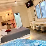 The Muses Of Santorini Private Jacuzzi Βόθον