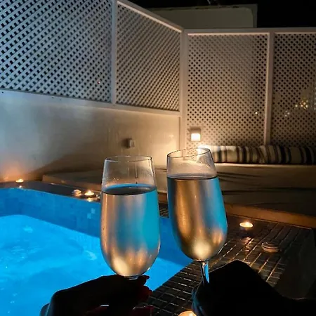 아파트 The Muses Of Santorini Private Jacuzzi